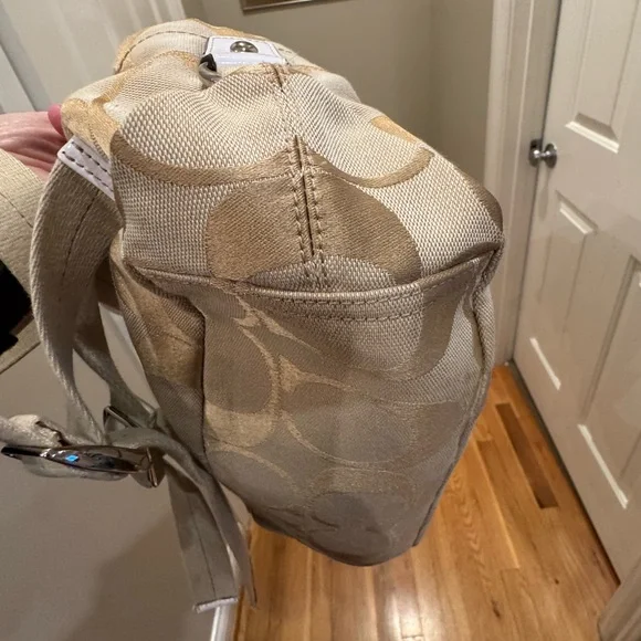 Coach - Kyra Daisy Signature Backpack with Hangtags 2011 - Nice Condition - Picture 12 of 15